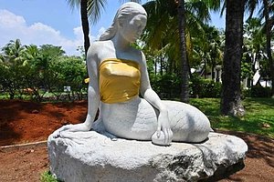 Endonezya’da Denizkızı Heykellerine Bluz Giydirildi: ‘Kültürümüze Uygun Olanı Yaptık’