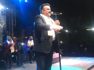 Bülent Serttaş sahne direğine tırmandı