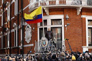 İngiliz Polisi Wikileaks Kurucusu Julian Assange ‘ı Gözaltına Aldı