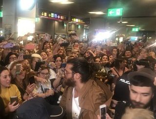 İspanya’da Can Yaman izdihamı yaşandı! Ünlü oyuncu Can Yaman’ı binlerce kişi karşıladı!