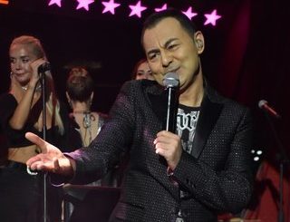 Serdar Ortaç kumar masasında servet kaybetti! Chloe Loughnan’dan boşanan Serdar Ortaç yine kumar oynamaya başladı!