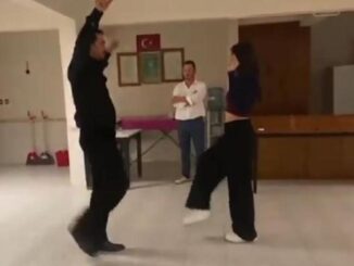 İşte o anlar: Eşref Rüya’ya damga vuran ‘Zeybek’ sahnesinin görüntüleri ortaya çıktı! İşte o anlar: Eşref Rüya’ya damga vuran ‘Zeybek’ sahnesinin görüntüleri ortaya çıktı!